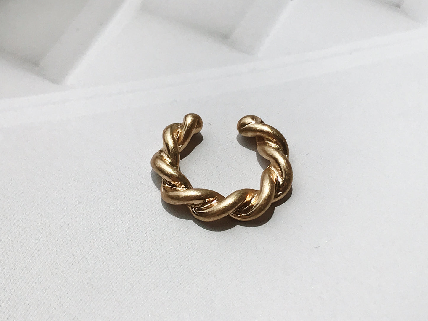 Twist mini ear cuff