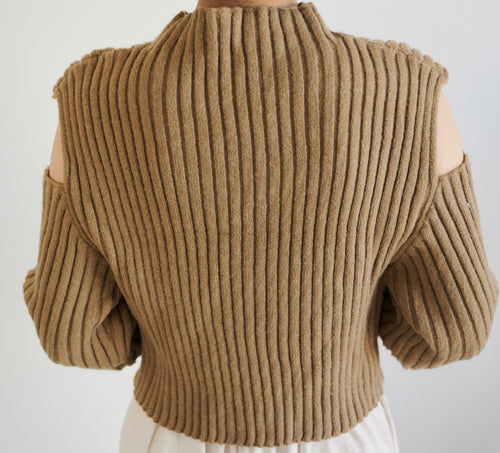 shoulder cut knit