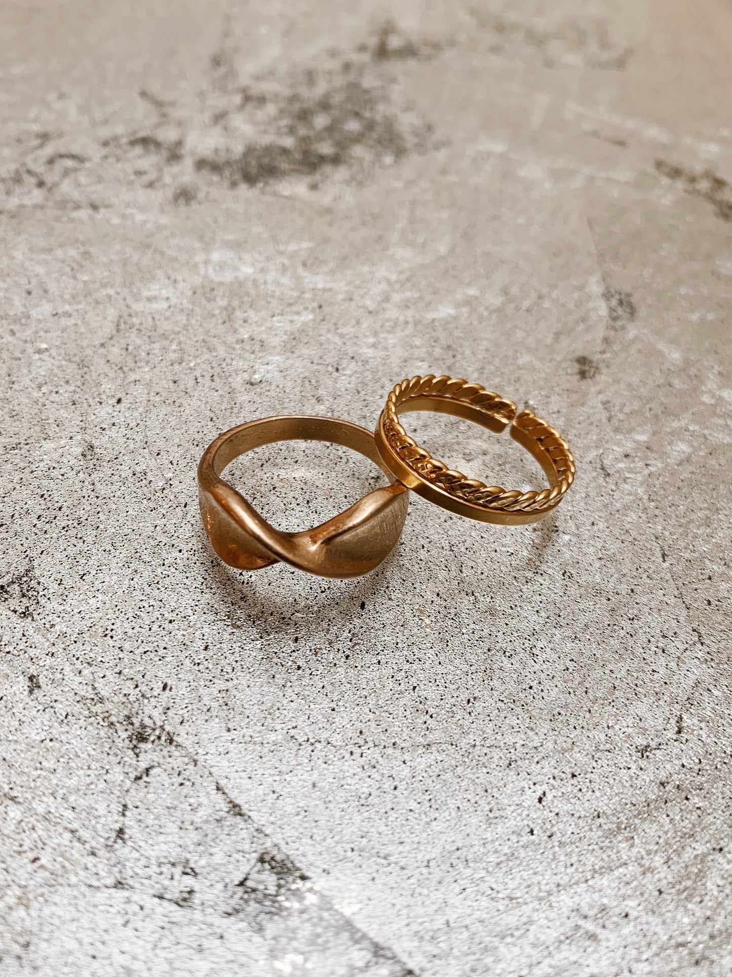 Mat gold ring set.