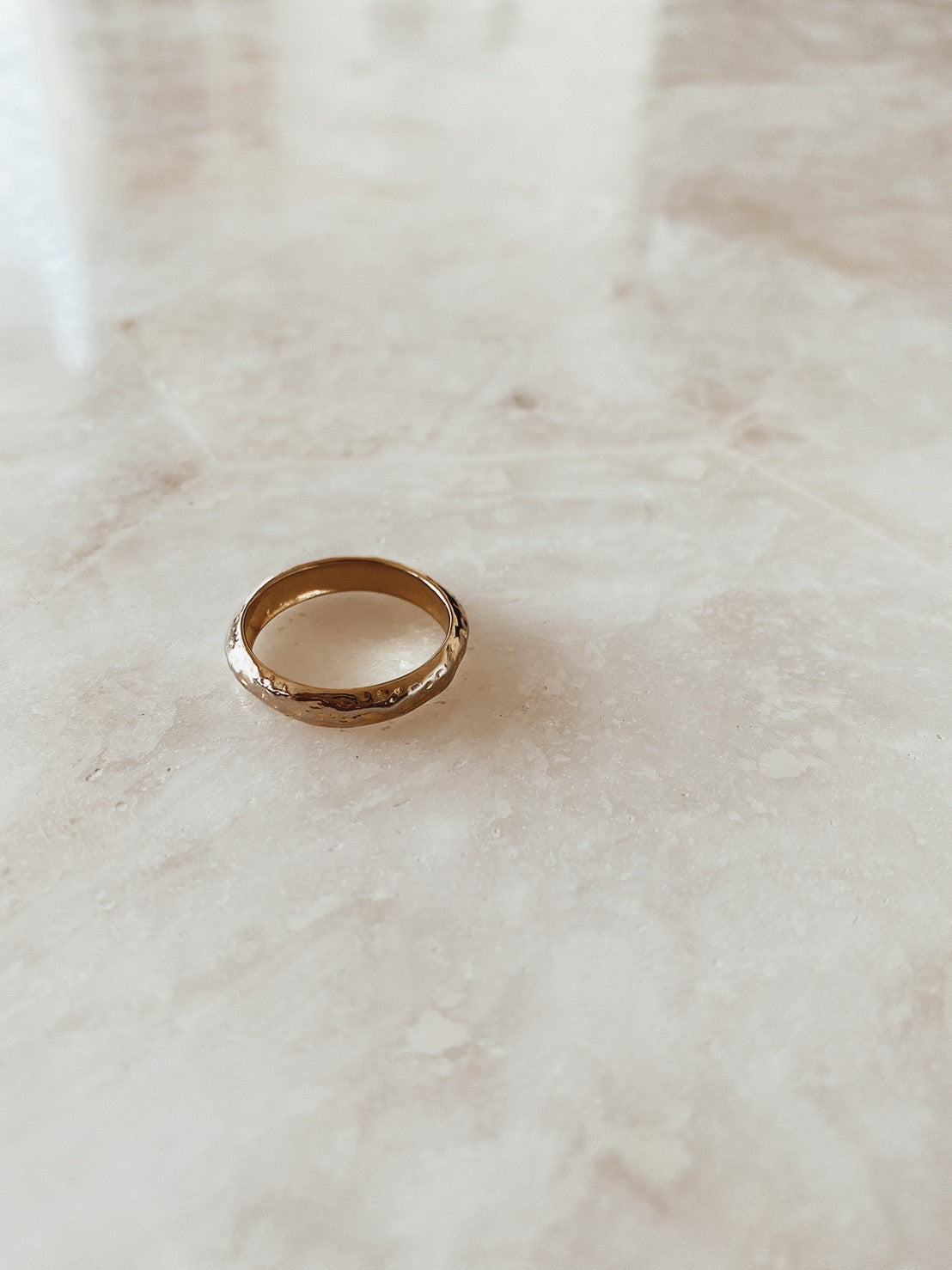 Hammered basic ring.