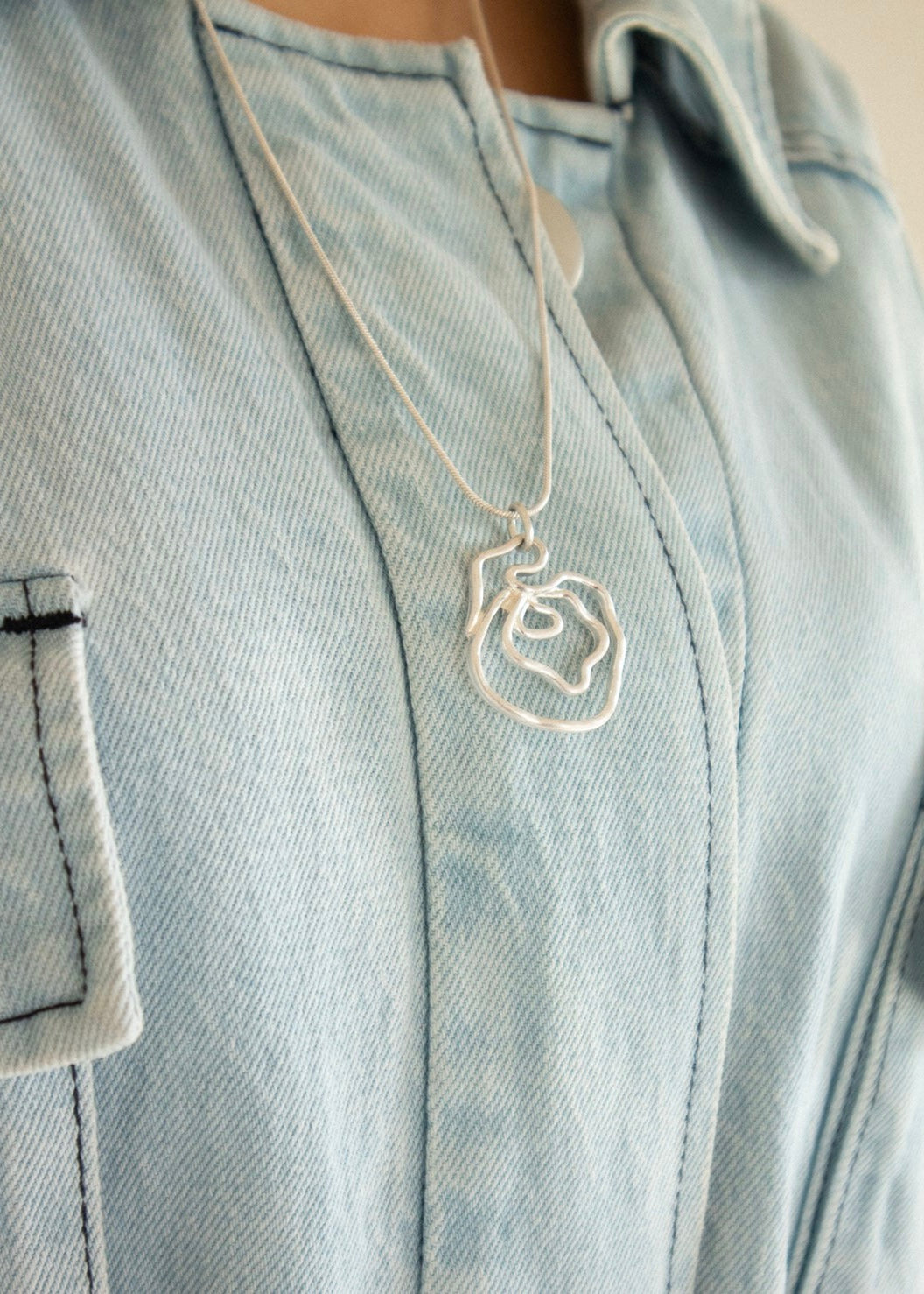 Rose deformed necklace