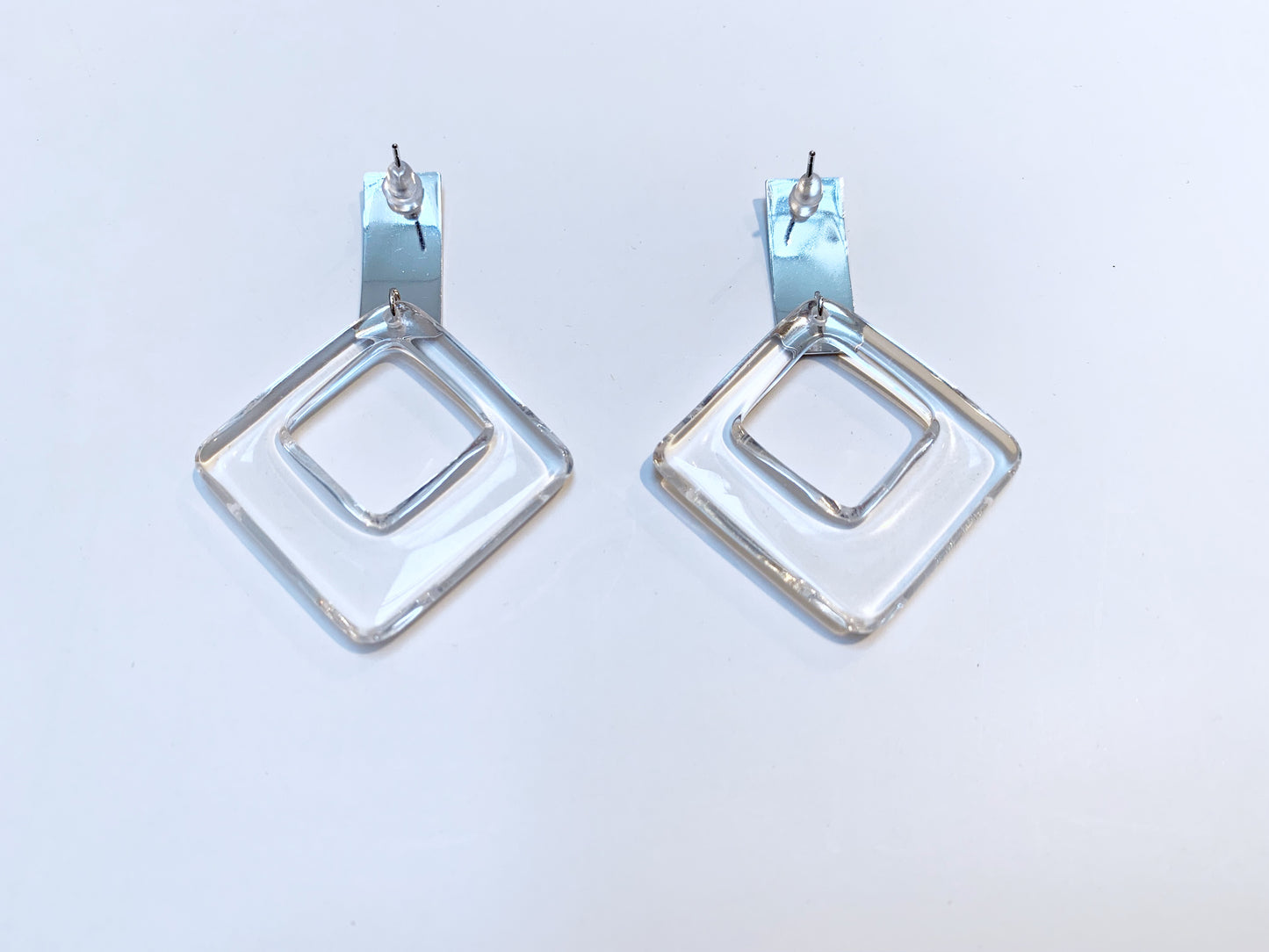 Clear acryl pierce/earrings.