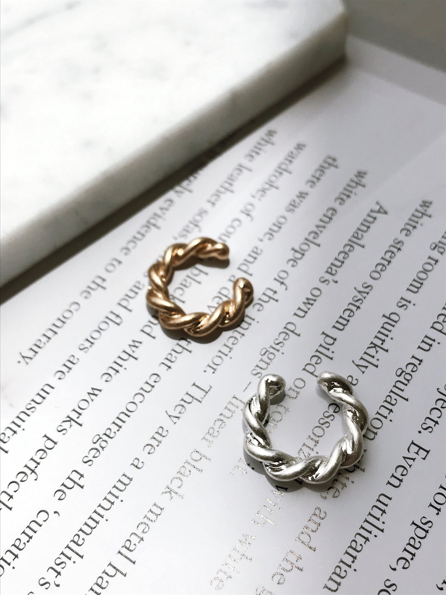 Twist mini ear cuff