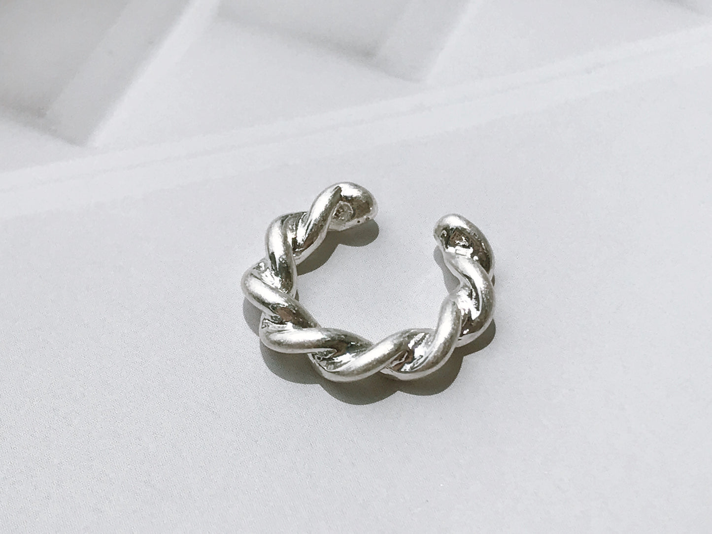 Twist mini ear cuff